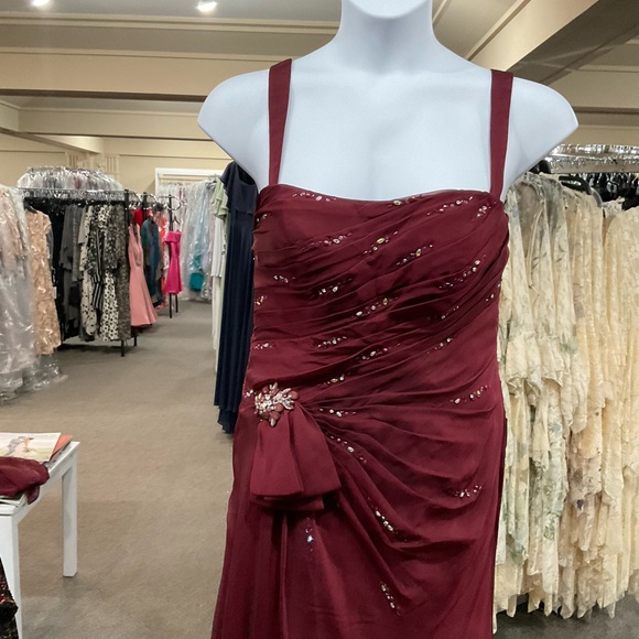 Cameron Blake by Mon Cheri gown, size 12, burgundy - Picture 3 of 7